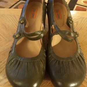 Miz Mooz 10 Olive Green pumps NWT